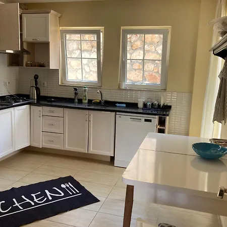 Guezey 3+1 Doga Ve Deniz Manzarali Appartement *